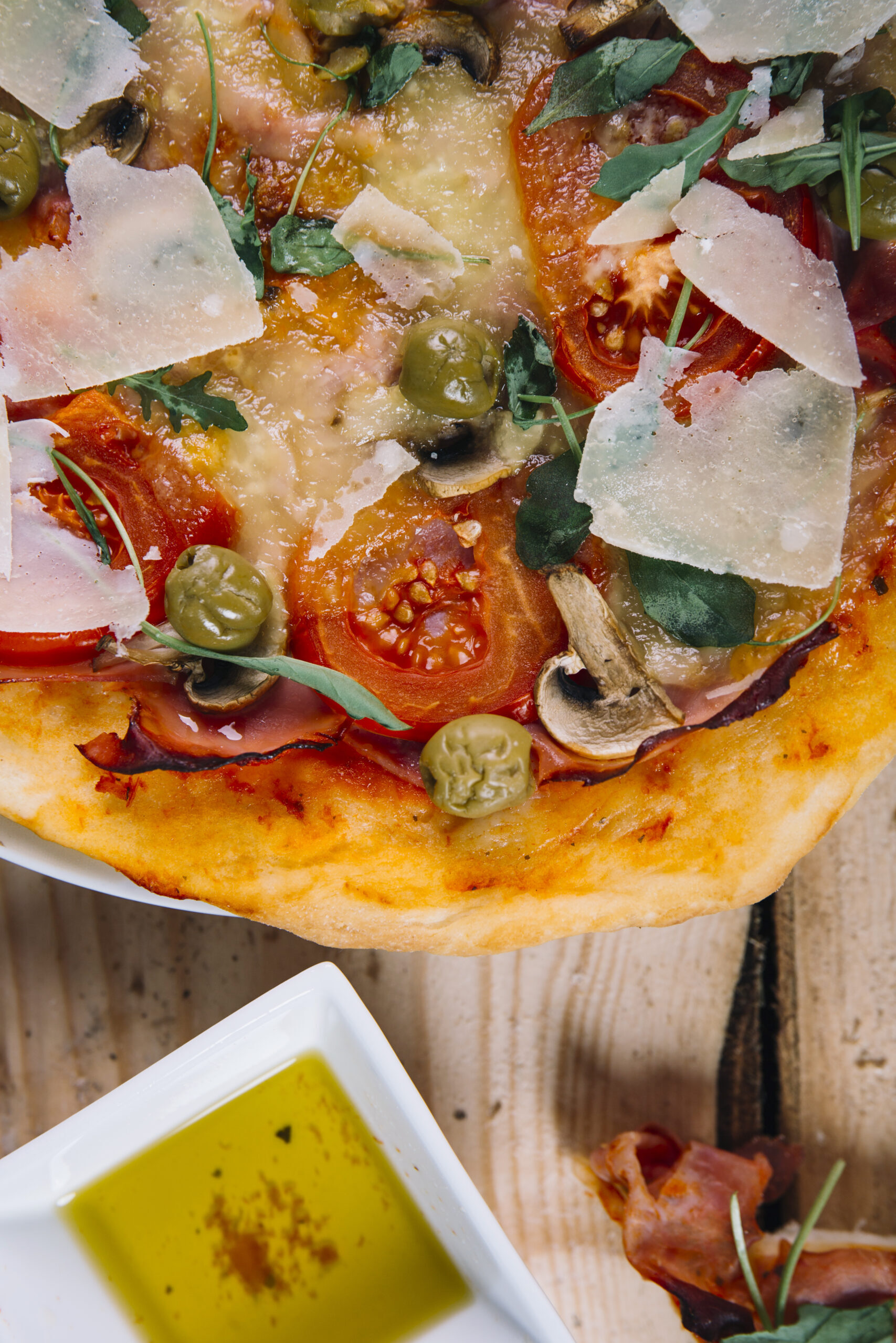 close-up-pizza-near-sauce-bacon